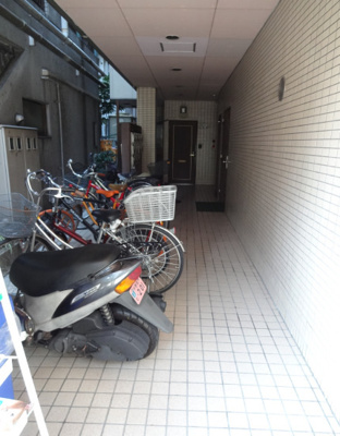 【エントランス】 | 深澤ビル | 深澤ビル　鶯谷駅から徒歩３分・入谷駅から徒歩１０分の好立地！コンビニ近くで買い物便利！４階建ての白いタイル張りのマンション！鶯谷駅北口改札出て、そのまま真っ直ぐ歩いた尾久橋通り沿いの物件です。