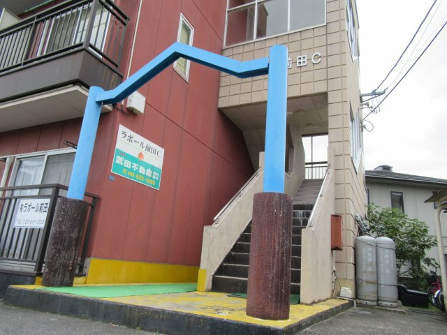 ラポール前田Cのエントランス