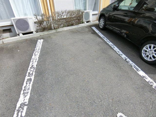 ユーロハイツ名須川の駐車場