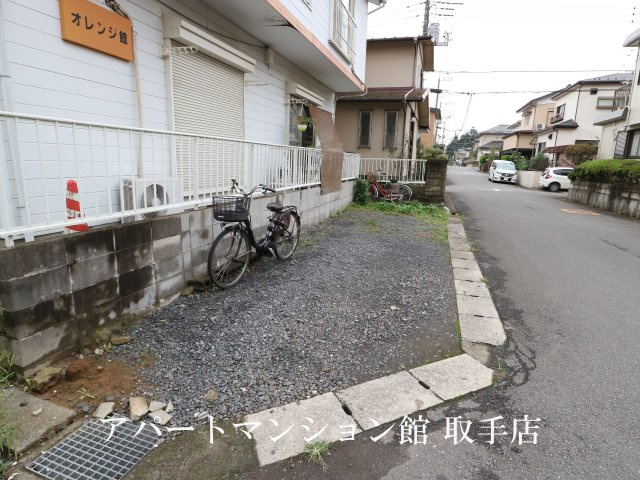 オレンジ館の駐車場