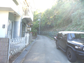 【前面道路含む現地写真】