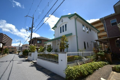 【外観】 | 長浜駅徒歩圏、三井ホーム施工の中古一戸建て | 整った街並み映える白い外観の住宅です。