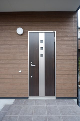 【エントランス】 | 美樹第Ⅱ期若松町戸建貸家D棟 | 広いエントランス、広い玄関ホールは住み心地に直結！