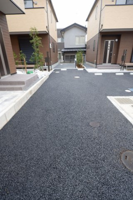 【駐車場】 | 美樹E棟 | 縦列駐車場2台無料です！近隣に外部の駐車場が少ないので大きなアドバンテージになると思います！管理：大興住建