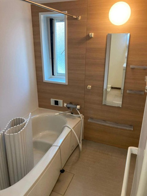 【浴室】 | レオーネ | 追い焚き機能・浴室暖房乾燥機付きバスルーム♪雨の日のお洗濯にも便利な物干しバー完備です！窓があるので湿気がこもりにくくて良いですね☆