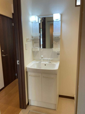 【洗面所】 | レオーネ | 洗髪洗面化粧台で忙しい朝にも寝癖の付いた頭にも優しい☆お化粧するときにも大活躍です♪