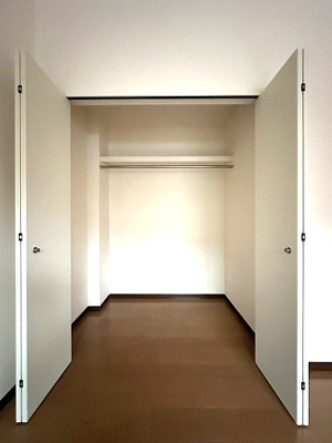 【収納】 | レオーネ | 洋室8帖のお部屋にあるクローゼットです♪大切なお洋服もしわにならないようにハンガーがけができます☆