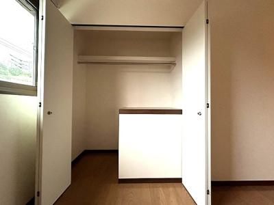 【収納】 | レオーネ | 洋室6.2帖のお部屋にあるクローゼットです♪クローゼットが2ヶ所あるのが便利ですよね！