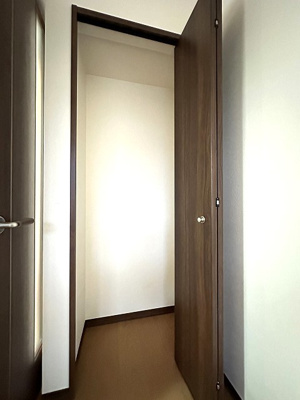 【収納】 | レオーネ | リビングダイニングキッチンにある収納スペースです！高さのある収納で、かさ張るお掃除用品などもすっきり収納できて便利！