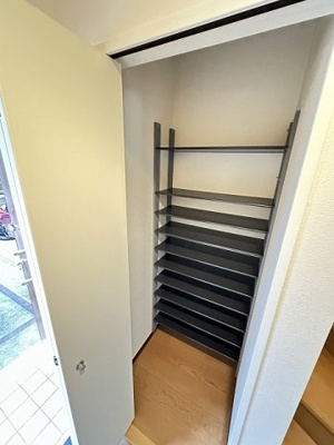 【玄関】 | レオーネ | 奥行きのあるシューズクロークで玄関すっきり片付きます☆靴だけでなく少しかさばる荷物も収納できるのがポイント！