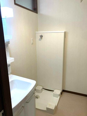 【設備】 | レオーネ | 洗面所内、洗髪洗面化粧台横にある室内洗濯機置き場です♪防水パンが付いているので万が一の漏水にも安心です！
