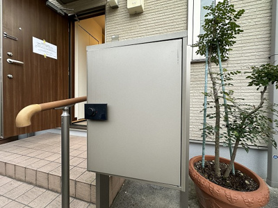 【エントランス】 | レオーネ | 玄関前には宅配BOXがあるので荷物の受け取りもスムーズに♪再配達を依頼する手間が省けます☆