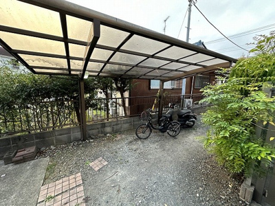 【その他共用部分】 | レオーネ | 屋根付きの駐輪場で雨が降っても大切な自転車が濡れなくてすみますね♪駅まで自転車もおすすめです！