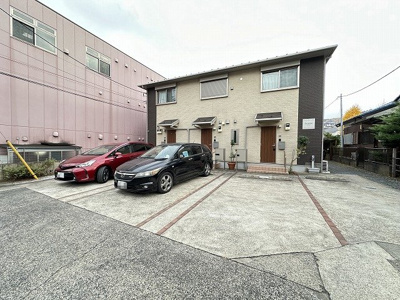 【駐車場】 | レオーネ | いつでも目の届く敷地内に駐車場があります♪お車をお持ちのファミリーさんにオススメです☆