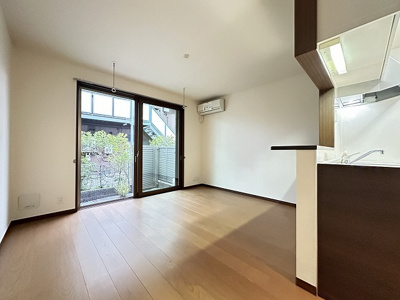 【居間・リビング】 | レオーネ | 1階・南東向きリビングダイニングキッチン10帖☆テラスに繋がるお部屋です♪エアコン付きで1年中快適に過ごせますね☆