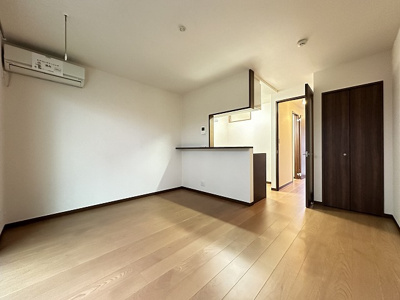 【居間・リビング】 | レオーネ | 1階・南東向きリビングダイニングキッチン10帖☆女性に人気なカウンターキッチンです！お話しながら料理ができるってうれしい♪