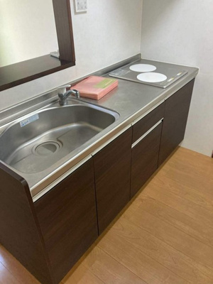 【キッチン】 | レオーネ | IH2口付きシステムキッチンです☆場所を取るお鍋やお皿もすっきり収納できます♪IHは火を使わないので安心なうえ、お掃除もラクラク♪