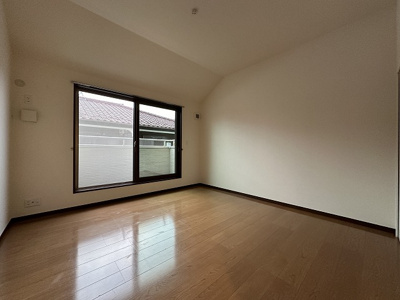 【洋室】 | レオーネ | 2階・南東向き洋室8帖☆バルコニーに繋がるお部屋です！ベッドを置いて寝室にするのもオススメです☆