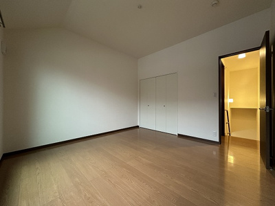 【寝室】 | レオーネ | 2階・南東向き洋室8帖☆クローゼットがあります♪お洋服の多い方もお部屋が片付いて快適に過ごせますね☆