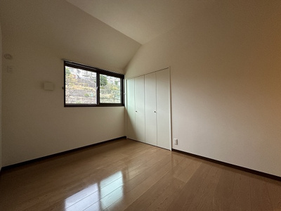 【洋室】 | レオーネ | 2階・洋室6.2帖☆階段を上がって右側にあるお部屋です！子供部屋や書斎・寝室など多用途に使えそうなお部屋です♪