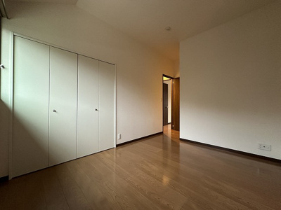 【洋室】 | レオーネ | 2階・洋室6.2帖☆こちらのお部屋にもクローゼットがあります♪お洋服がスッキリ収納できて、整理しやすくなりますね☆