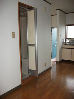 【設備】 | 野原ハイツ | 左側手前がユニットバス入口