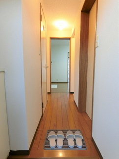 【展望】 | 玄関から室内への景観です！右手に書斎3.7帖、左手にトイレ、正面にダイニングキッチンがあります★