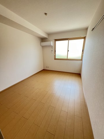 ウィルモアセブンの洋室|【北側洋室6.5帖】クローゼット、エアコン、照明付き