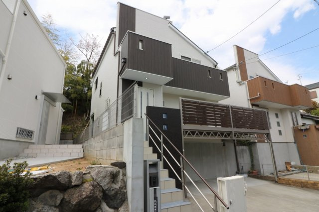 寝屋川市末広町　中古一戸建の前面道路含む現地写真