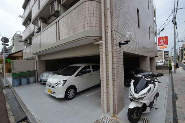エルハイム庚午A棟の駐車場|駐車場に車を止められます