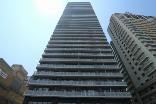 ルネッサなんばタワーの外観