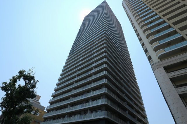 ルネッサなんばタワーの外観