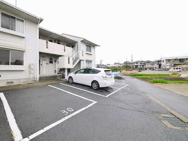 リリエール六条の駐車場|駐車場に車を止められます