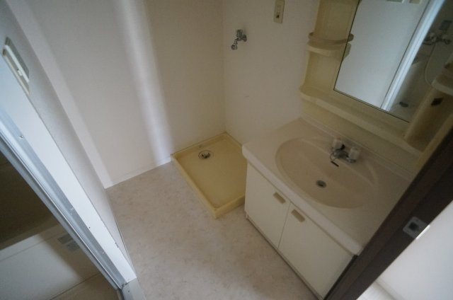 サザンハイムグルックの洗面所|補修作業・クリーニング開始前