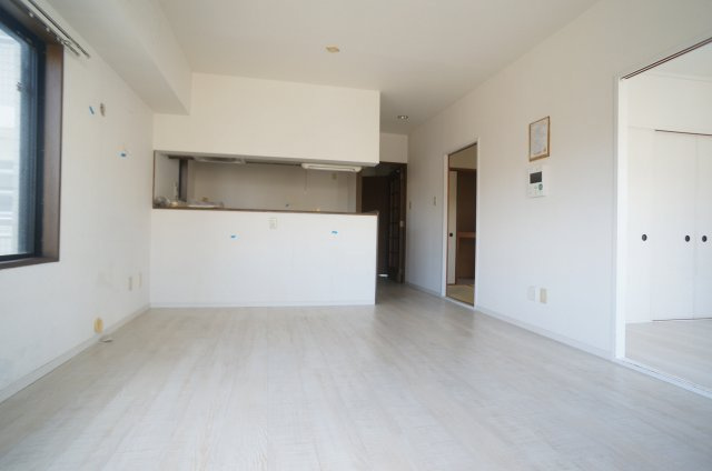 サザンハイムグルックの居間・リビング|補修作業・クリーニング開始前