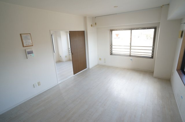 サザンハイムグルックの居間・リビング|補修作業・クリーニング開始前