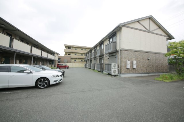 ヴァンヴェールＢ棟の駐車場