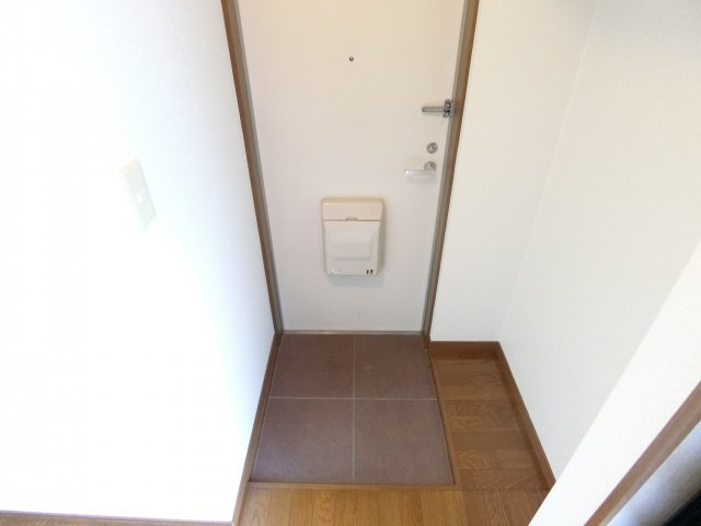 ベルメゾン一須賀3号館の玄関