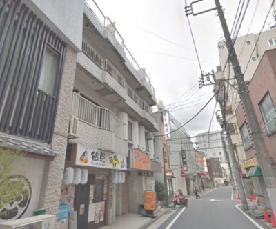 【外観】 | ワコー京浜ビル | 「京急鶴見」駅徒歩1分。
3階角部屋のため廊下側も人通りが少なくプライバシーを保てます。
快適に暮らせるエアコンを各洋室に設置。