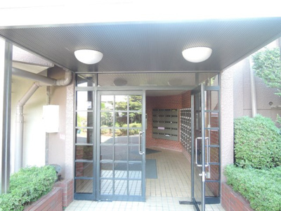 【エントランス】 | シャンボール鷺沼 | 始発・急行停車駅！東急田園都市線「鷺沼」駅徒歩2分！
忙しい朝が助かる立地、暮らしにゆとりが生まれます。