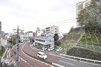 【展望】 | バルコニーからの眺望です。
目の前が道路につき陽当たりが確保されています。