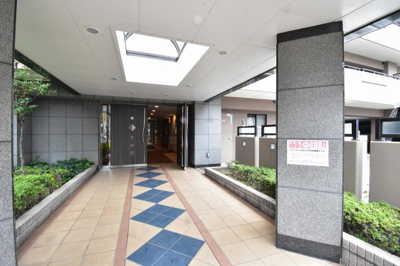 【エントランス】 | クリオ鶴見七番館 | JR鶴見線「国道」駅徒歩1分・京急本線「花月園前」駅徒歩5分、JR京浜東北線「鶴見」駅徒歩11分と3路線3駅利用可能な好立地！