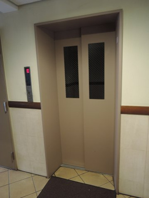 【その他共用部分】 | クリオ鶴見七番館 | お買い物時やベビーカーの出し入れに便利なエレベーター付。