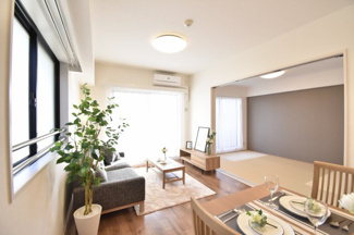 【エントランス】 | ２０１９年８月リノベーション済。東南角部屋真南向きの明るいお部屋です。エアコン１台、家具プレゼント。