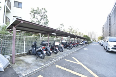 【その他共用部分】 | ハイラーク横浜白山 | 屋根付バイク置場スペースです。
月額100円～250円(空き状況は担当者までご確認下さい。)