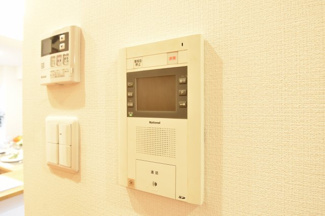 【その他共用部分】 | モニター付きインターホンです。
急な来客時でもモニター付きなので安心ですね。
