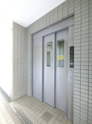 【その他共用部分】 | エンゼルハイム仲池上 | お買い物時やベビーカーの出し入れに便利なエレベーター付マンションです。
2階まで楽々上り下りできます。