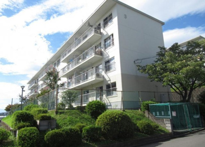 【外観】 | 川和団地3号棟 | 南向き、水回りに窓が有り換気・通風・陽当り良好です。
総戸数280戸のビックコミュニティ、閑静な住環境です。