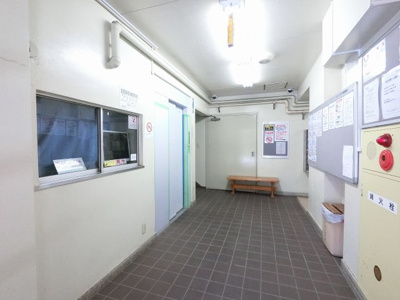【その他共用部分】 | メゾンイセザキ | 管理人室。
管理人は日勤勤務につき管理体制良好です。