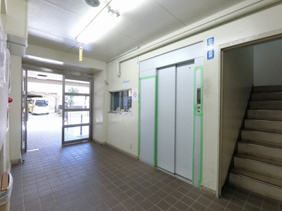 【その他共用部分】 | メゾンイセザキ | お買い物時やベビーカーの出し入れに便利なエレベーター付。